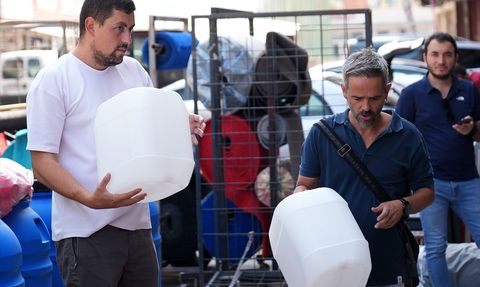 İzmir'de Su Kesintileri Nedeniyle Bidon Satışları Artıyor