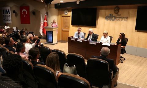 İzmir'de Uluslararası Öğrencilere Ticaret Elçiliği Eğitimi Verildi