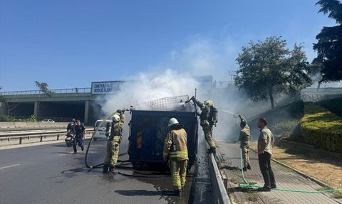 Kadıköy'de Seyir Halindeki Kamyonetin Dorsesi Yandı