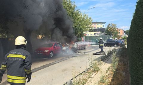 Kocaeli'de İki Otomobilde Yangın: Kullanılamaz Hale Geldi