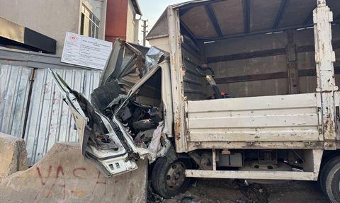 Kocaeli'de Kamyonet Kazası: Sürücü Yaralandı
