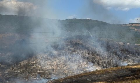Kocaeli'nin Derince İlçesinde Yangın Söndürme Çalışmaları Devam Ediyor