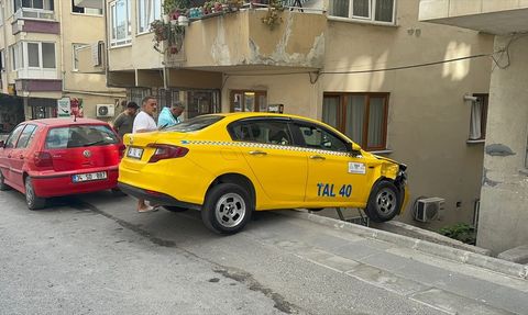 Küçükçekmece'de Freni Patlayan Taksi Duvarda Asılı Kaldı