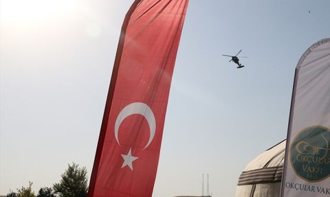 Malazgirt'te Jandarma Helikopterlerinin Hava Gösterisi Coşkuyla İzlenildi