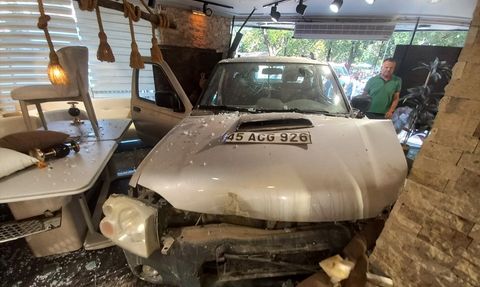 Manisa'da Pikap Kazası: Mobilya Mağazasına Giriş