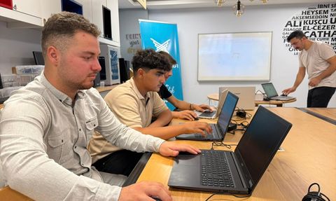 Mardin'de Öğrenciler Yaz Tatilini İcathane Atölyesi'nde Geçirdi