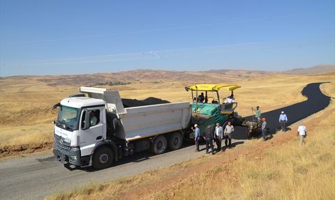 Muş'ta Köy Yollarına Asfalt Çalışmaları Devam Ediyor