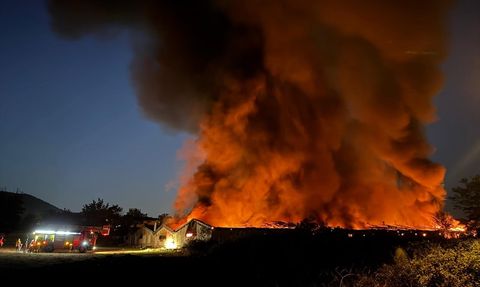 Sakarya'daki Boyahane Yangınına Müdahale Devam Ediyor