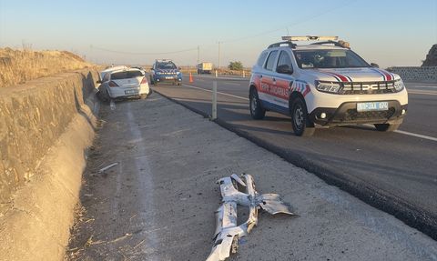 Şanlıurfa'da İstinat Duvarına Çarpan Araçta 4 Yaralı