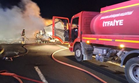 Şanlıurfa'da Motor Yağı Yüklü Tırda Yangın Çıktı