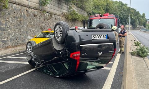 Sarıyer'de Refüje Çarpan Araç Ters Dönerek Sürücüsünü Yaraladı