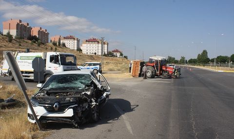 Sivas'ta İki Ayrı Trafik Kazası: 9 Yaralı