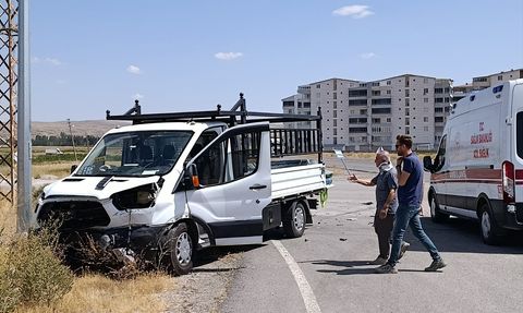 Sivas'ta Kamyonet ile Otomobilin Çarpışması: 6 Yaralı