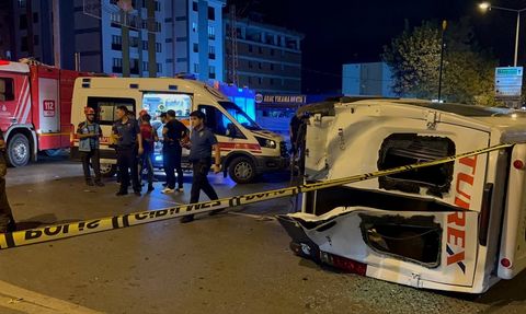 Sultanbeyli'de Minibüs ve Otomobil Çarpıştı: 10 Yaralı