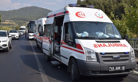 Turgutlu'da Otobüs ve otomobil Çarpıştı: 3 Yaralı