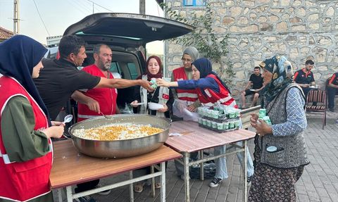 Türk Kızılay Sındırgı'da Depremzedelere Yardım Eli Uzatıyor
