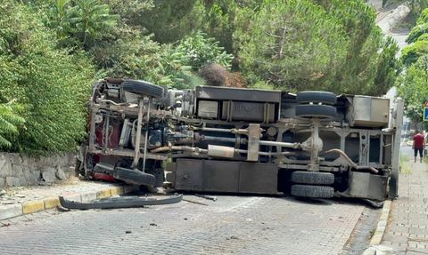 Üsküdar'da Yakıt Tankeri Devrildi, Sürücü Yaralandı