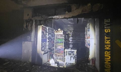 Van'da İş Merkezindeki Yangın 4 Dükkanı Vurdu