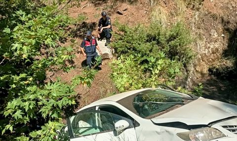 Adana'da Uçuruma Yuvarlanan Otomobilde İki Yaralı