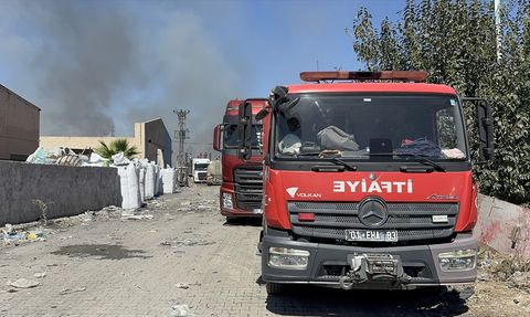 Adana'daki Geri Dönüşüm Fabrikasında Yangın Soğutma Çalışmaları Devam Ediyor