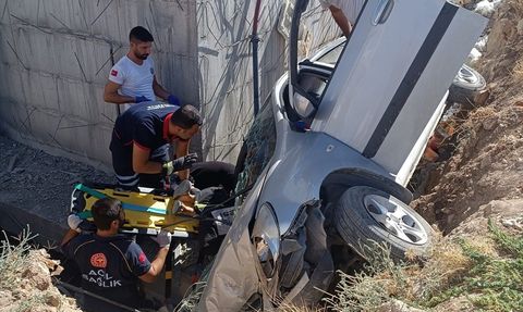 Adıyaman'da İnşaat Boşluğuna Düşen Araçta Sürücü Yaralandı