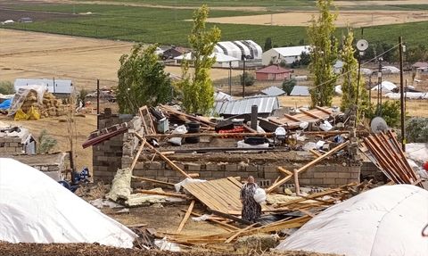 Ağrı'da Şiddetli Fırtına: 44 Ev ve 30 Ahır Zarar Gördü