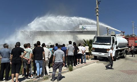 Alanya'da Otel Malzemeleri Deposunda Yangın Çıktı