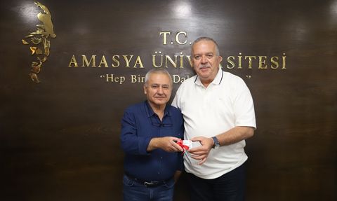 Amasya'da 65 Yaşındaki Öğrenciye Kimlik Belgesi Takdim Edildi