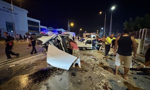 Antalya'da İki Otomobil Çarpıştı: 4 Yaralı