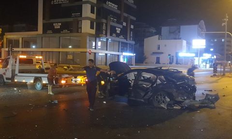 Antalya'da Trafik Kazası: İki Araç Çarpıştı