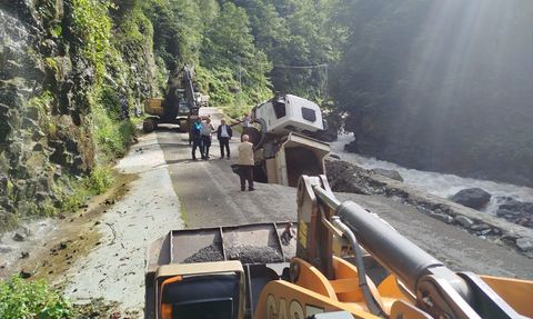 Artvin'de Yol Çökmesi Sonucu Kamyon Sürücüsü Yaralandı