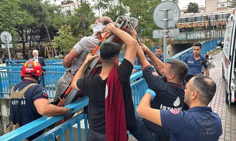 Bakırköy'de Su Kanalına Düşen Kişi Kurtarıldı