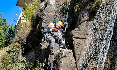 Bitlis'te Kaya Düşme Riskine Karşı Çelik Ağ Önlemleri Alındı