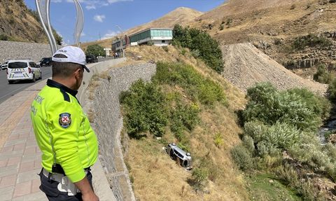 Bitlis'te Şarampole Devrilen Otomobilde İki Kişi Yaralandı