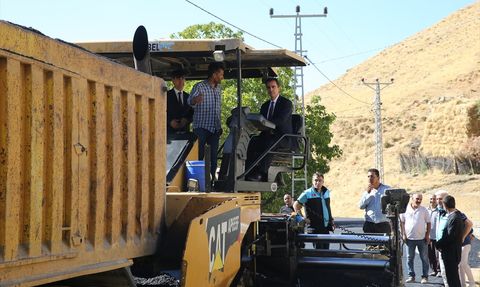 Bitlis'teki Köy Yolları Sıcak Asfaltla Yenileniyor