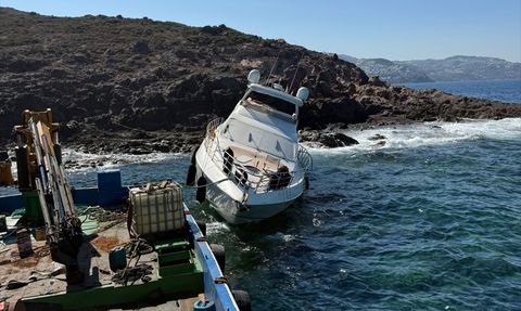 Bodrum'da Kayalıklara Çarpan Motoryatta Kurtarma Operasyonu