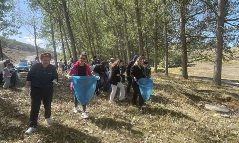 Bolu'da Gönüllülerin Katılımıyla Çevre Temizliği Etkinliği