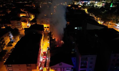 Bursa'da 5 Katlı Binanın Çatısında Yangın Çıktı