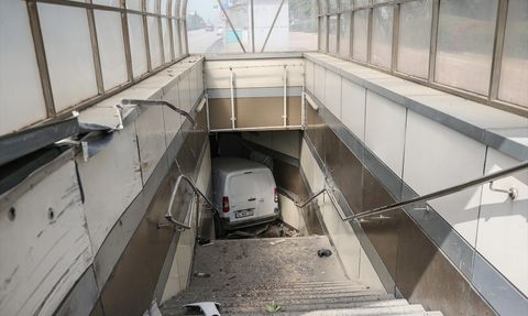 Bursa'da Metro Alt Geçidine Giren Ticari Araçta Yaralanma