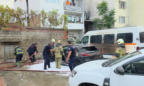 Bursa'da Otoparkta Yangın: 3 Araç Hasar Gördü