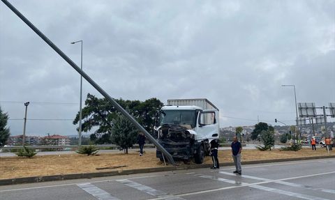 Çanakkale'de Kamyon ile Kamyonet Çarpıştı: 1 Ölü
