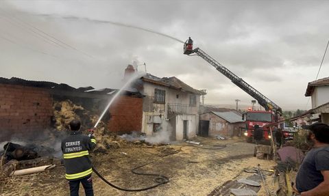 Çankırı'nın Çerkeş İlçesinde Yangın: Samanlık Kullanılamaz Hale Geldi
