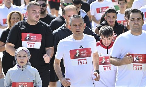 CHP Genel Başkanı Özgür Özel, 102. Yıl Koşusu'nda