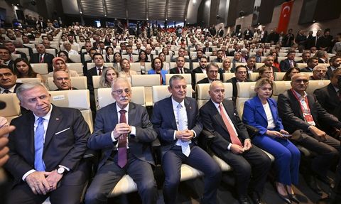 CHP Genel Başkanı Özgür Özel, İstanbul Yönetimine Sahip Çıktı