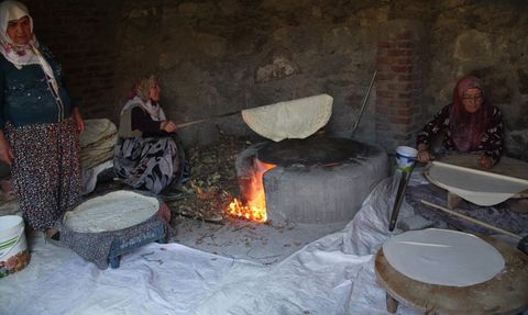 Çorum'da Geleneksel İmece Usulüyle Kışlık Yufka Hazırlığı