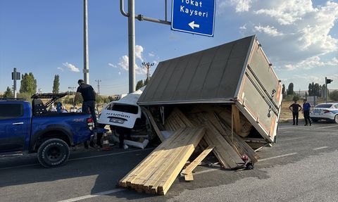 Çorum'da Kamyonet ve Minibüs Çarpıştı: 5 Yaralı