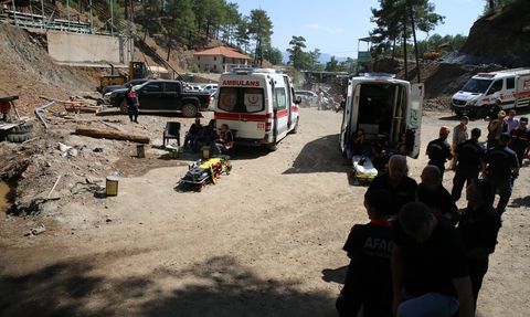 Denizli'deki Maden Göçüğü: Mahsur Kalan İşçilere Ulaşma Çalışmaları Devam Ediyor