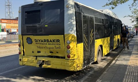 Diyarbakır'da Yolcu Minibüsü Belediye Otobüsüne Çarptı: 25 Yaralı