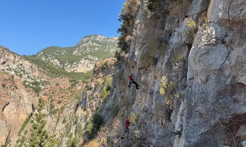Fethiye'de Kayalıklarda Mahsur Kalan Alman Turist Kurtarıldı