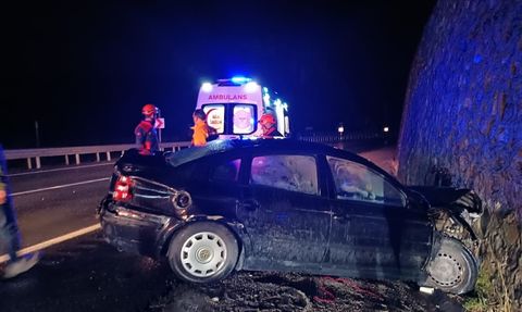 Gümüşhane'de İstinat Duvarına Çarpan Otomobilde Üç Yaralı